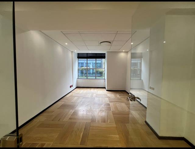 1,066M² OFFICE TO LET IN SANDHURST